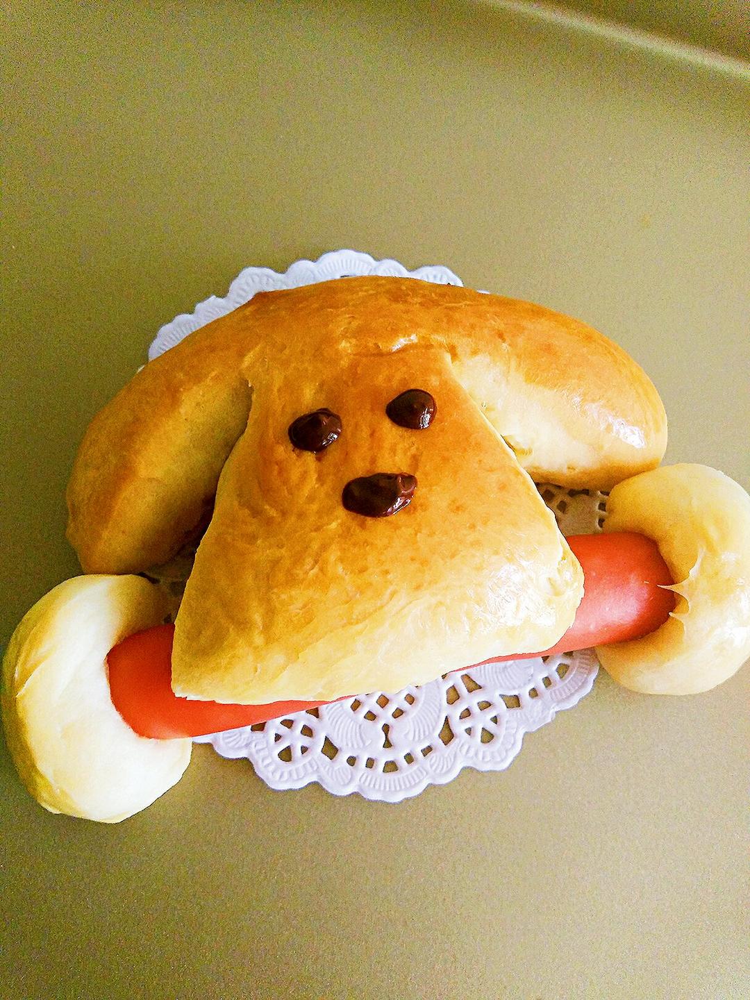 小狗啃骨头热狗面包