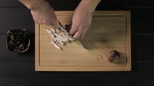 鲜虾饺饺者 | 爸爸厨房 VOL . 121--香菇、澄粉、鲜虾、黑木耳的做法 步骤2