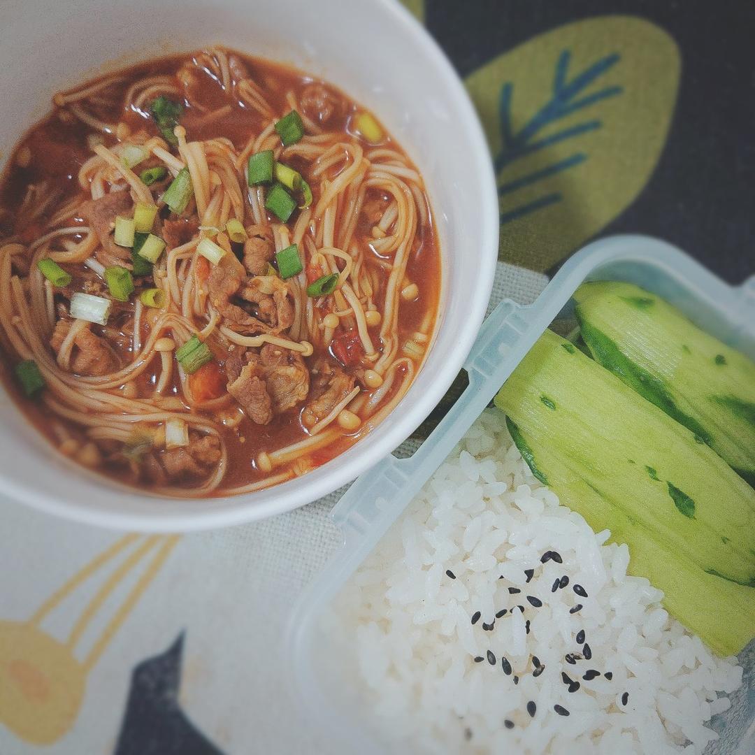 金针菇肥牛番茄锅