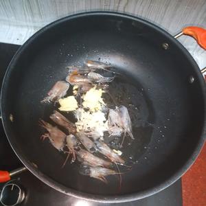 鲜虾花甲粉丝🦐汤的做法 步骤2