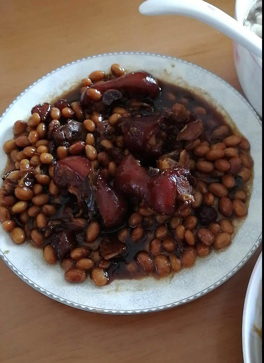 美味的黄豆炖猪蹄
