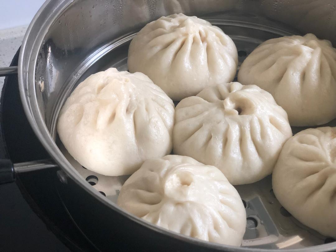 松软多汁的肉包子