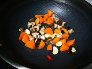 香菇素炒红萝卜花菜的做法 步骤4