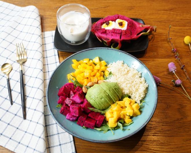 精致早餐：芝麻菜中东米芒果杏仁沙拉配香蕉酸奶的做法