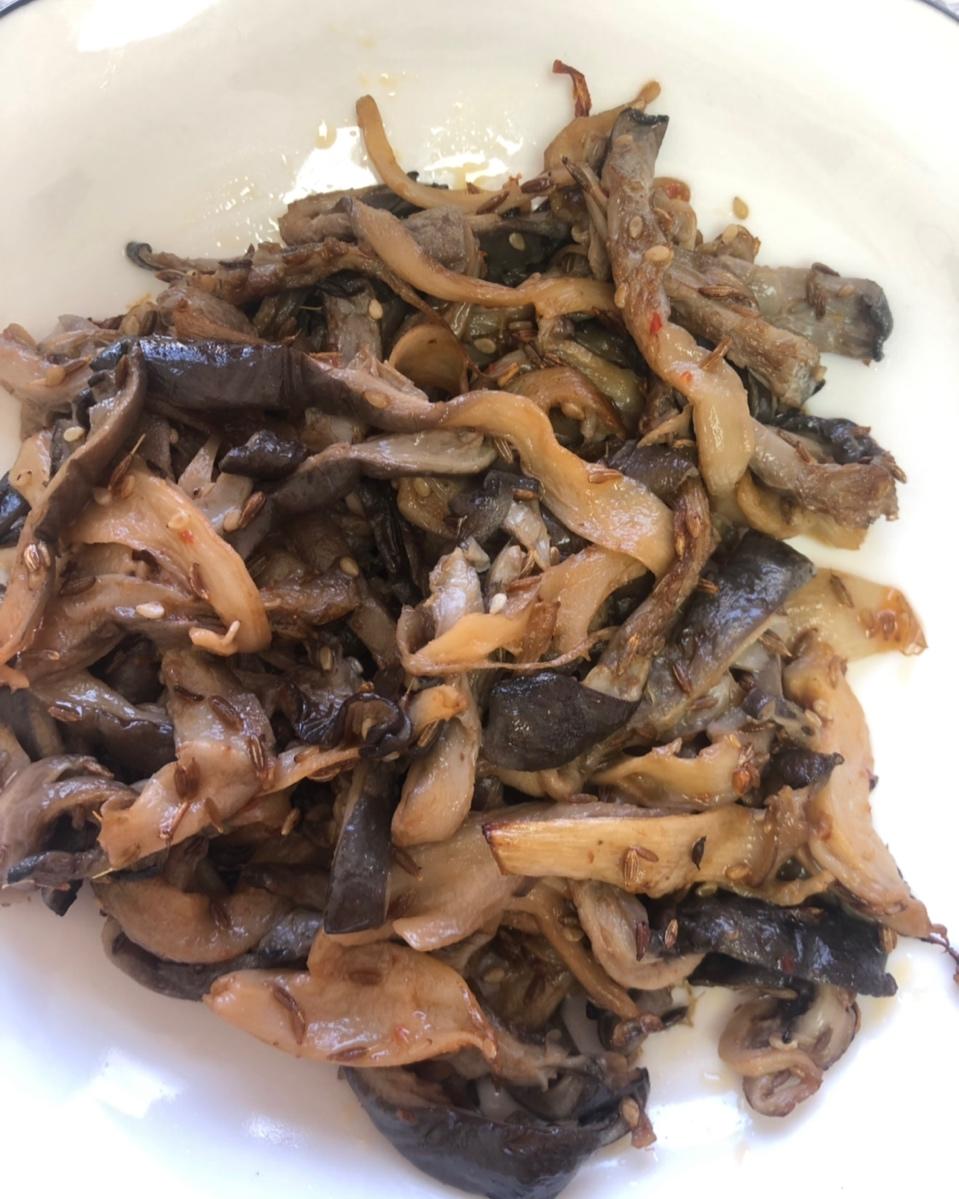 孜然蒜蓉辣酱炒鲜蘑