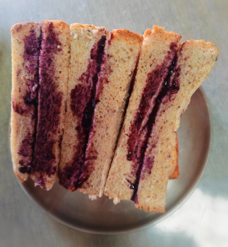 蓝莓果酱面包卷