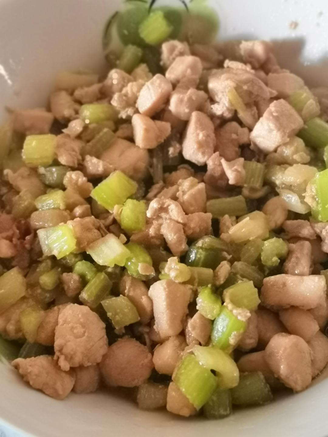 芹菜炒鸡胸肉！鸡肉滑嫩！好吃下饭！上班族的快速菜谱