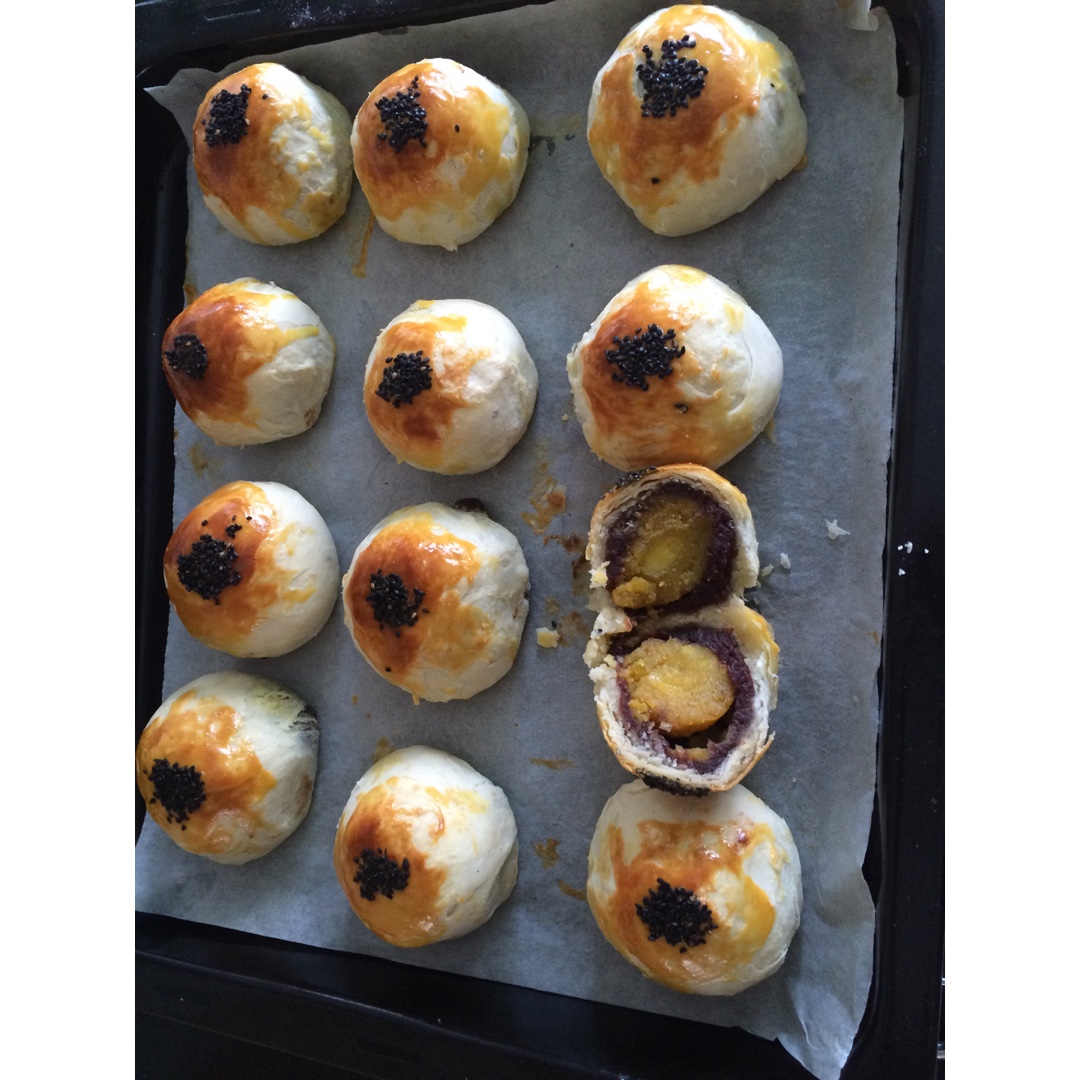 蛋黄酥 Danhuangsu