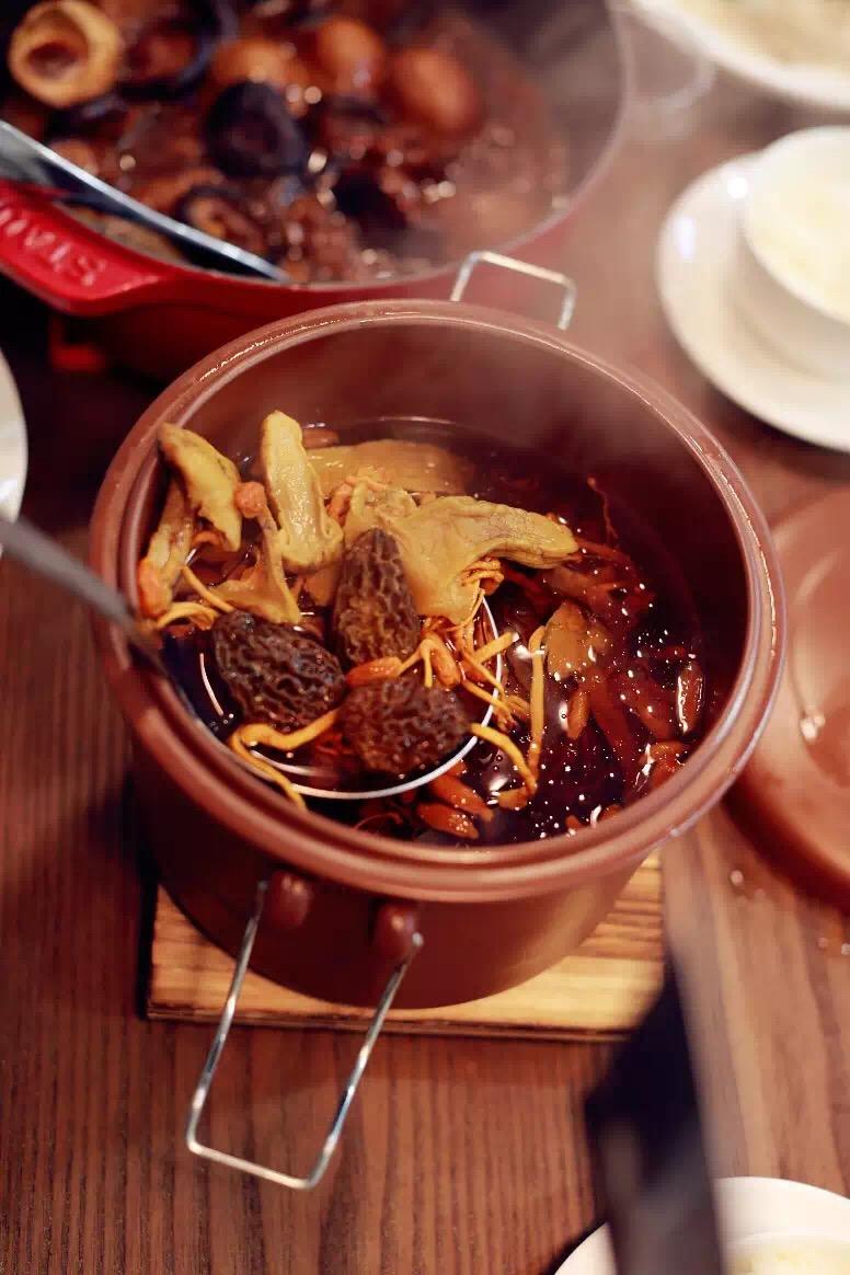 羊肚菌煲鸡汤