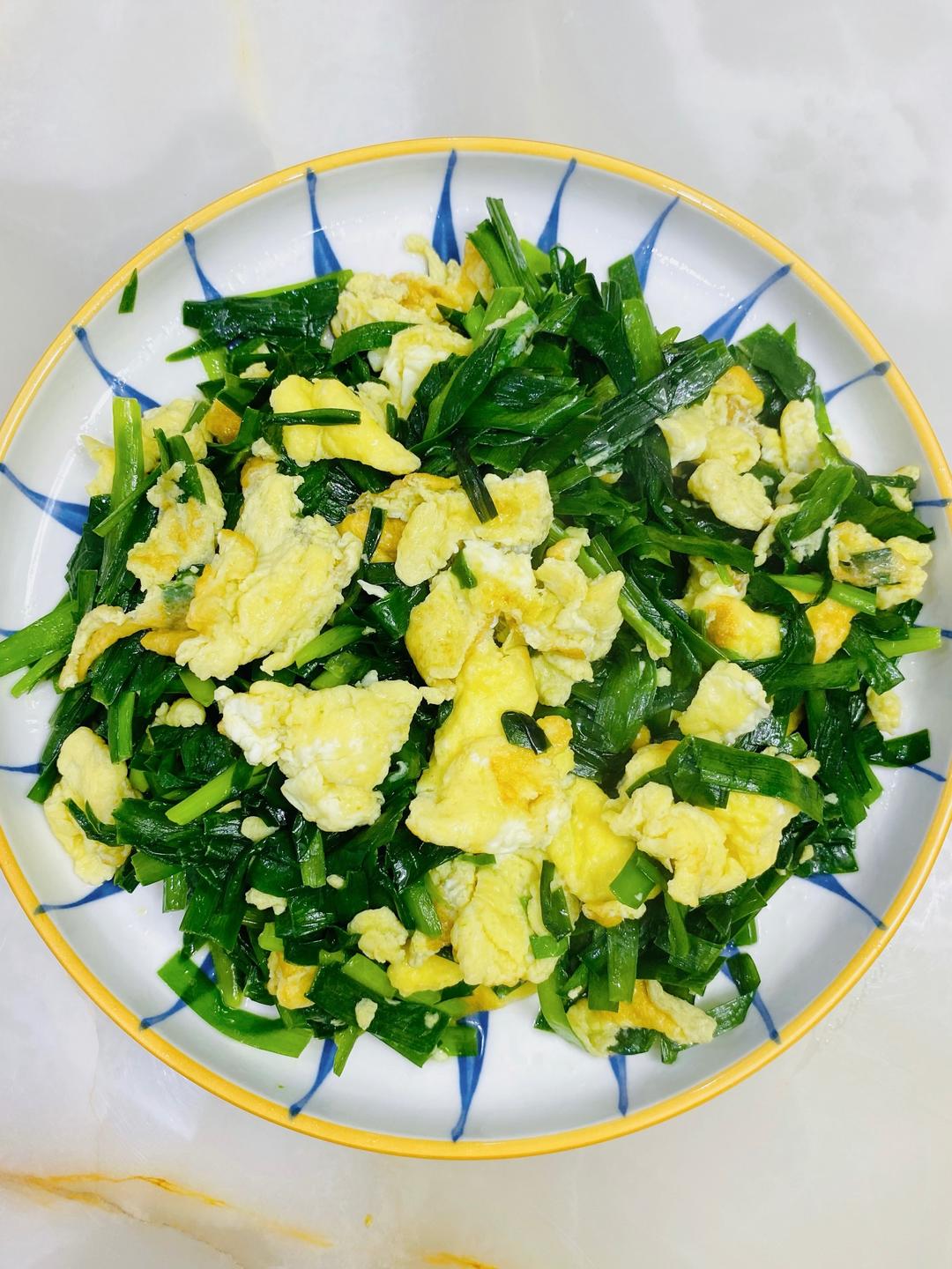 再翻炒几下,让韭菜和鸡蛋的味道充分融合,即可出锅韭菜炒鸡蛋做法简单