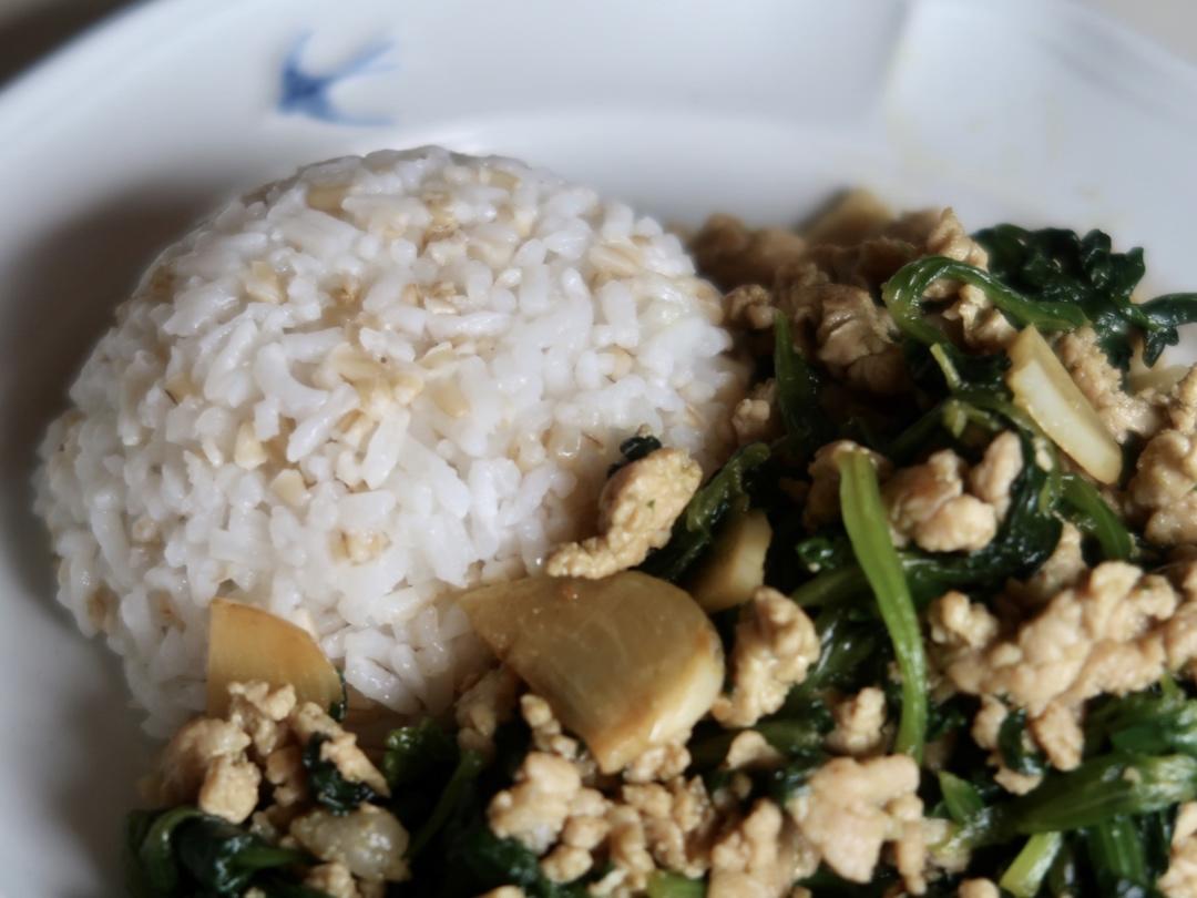 【美味的广场】好吃到刮碗底的泰式菠菜炒猪肉盖饭BY白种元 태국시 시금치고기 텊밤