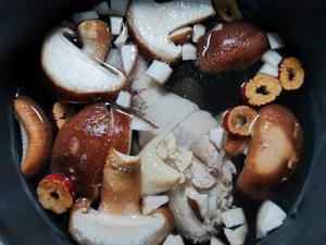 香菇鸡腿汤（电炖/热锅）的做法 步骤4