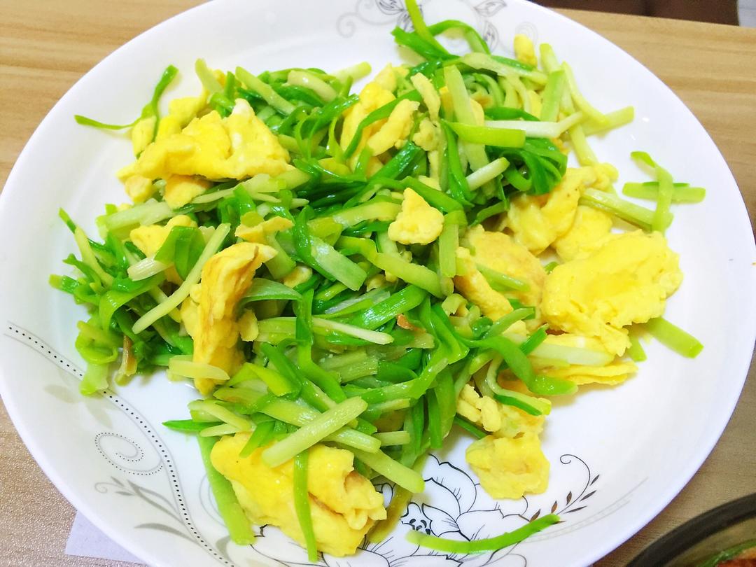 yuki是个美厨娘做的蒜苗炒鸡蛋