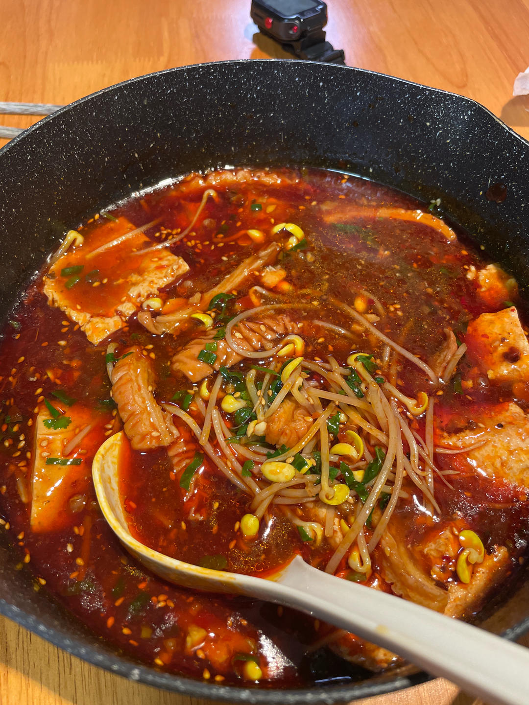 厨师长教你：“豆花水煮牛肉”做法，牛肉麻辣鲜香，豆花嫩滑入味