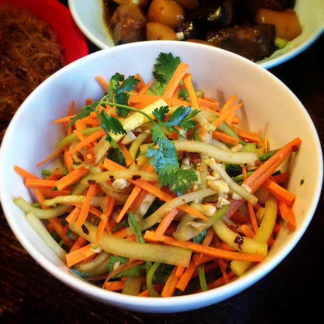 兔子艾桑做的凉拌胡萝卜黄瓜丝