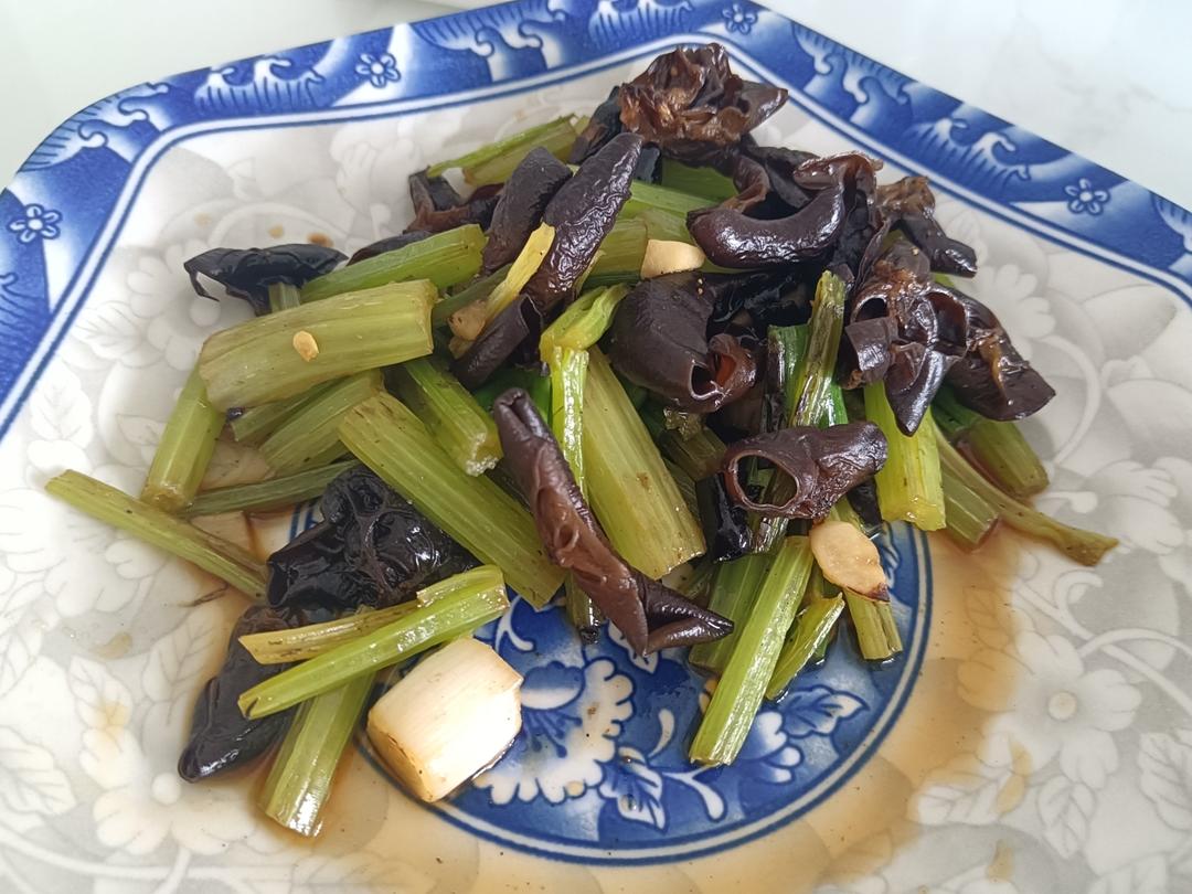 芹菜炒木耳