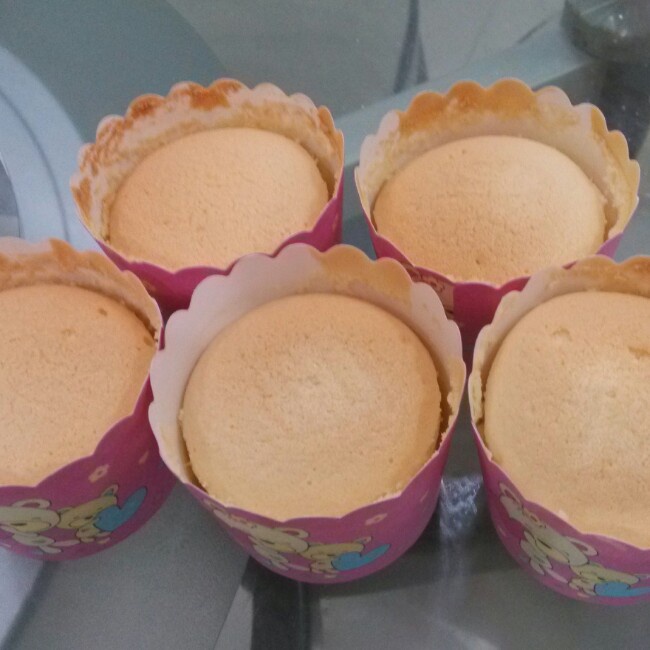 戚风杯子蛋糕^_^不开裂不回缩喔～