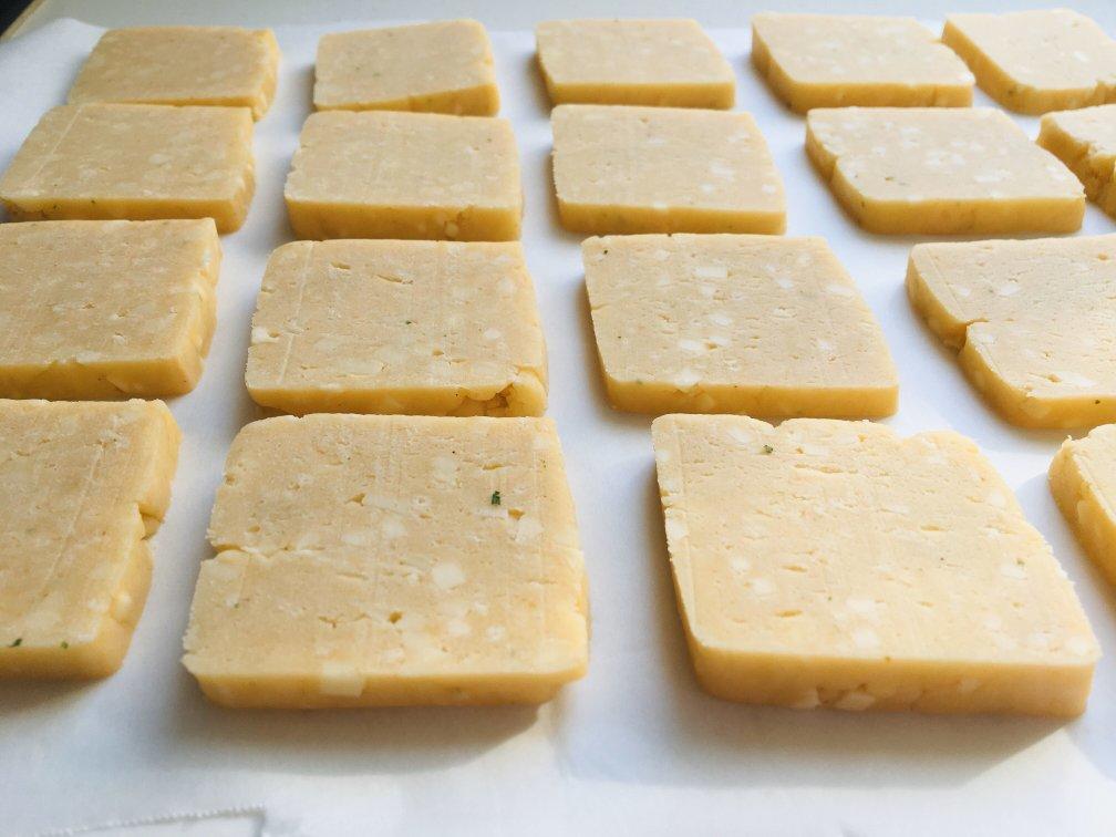 粒粒切达奶酪饼干