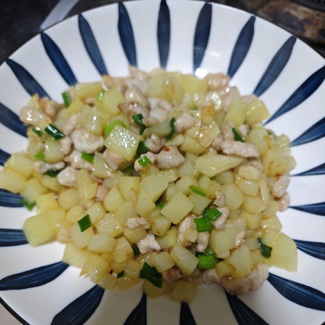 超级好吃简单的土豆丁炒肉