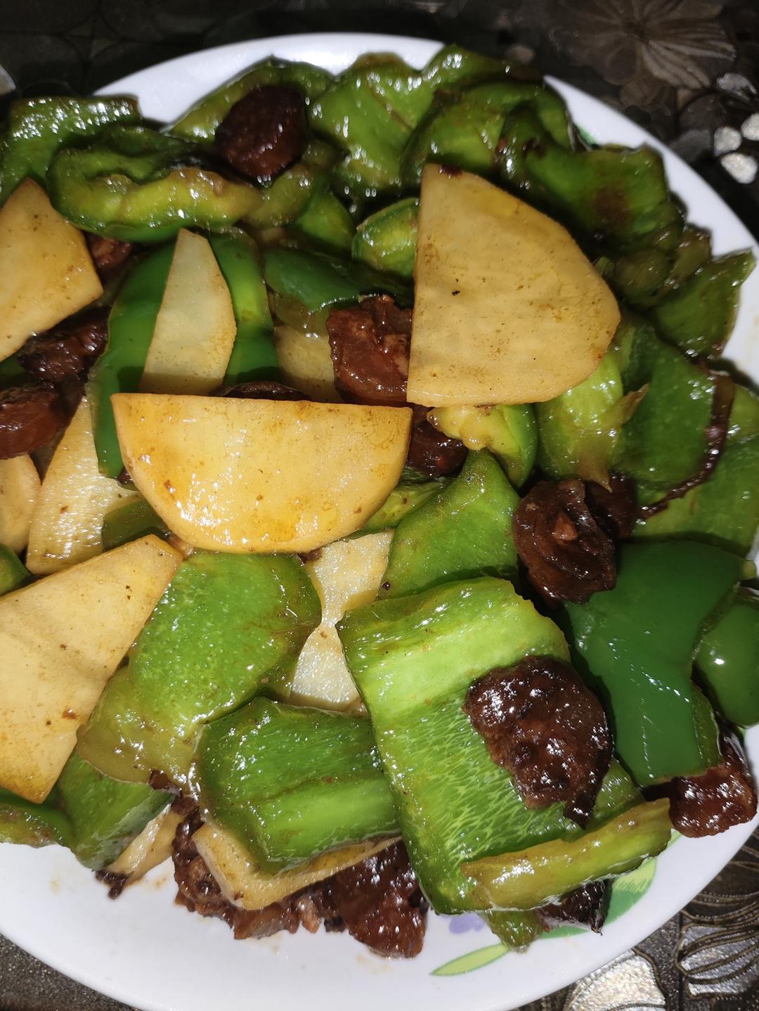 青椒土豆炒腊肠丨懒人最爱，因为它我都爱上做饭了！！！！！