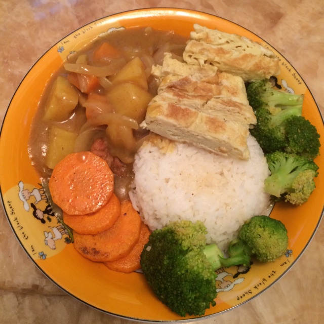 咖喱饭 lili_sunshine做的咖喱饭 在摆盘上花了点心思,这样看起来好看