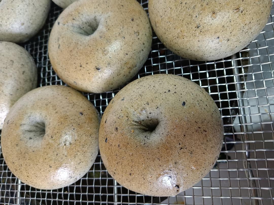 咸香黑芝麻贝果