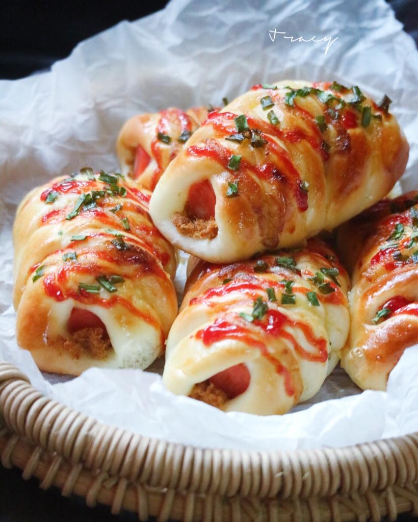 xuan妈咪做的香肠肉松面包卷