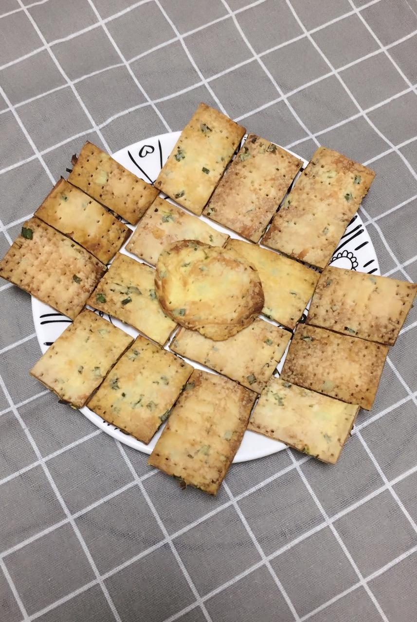 君之---纯天然打造的无比酥松---葱油香酥饼干（葱香苏打饼干）