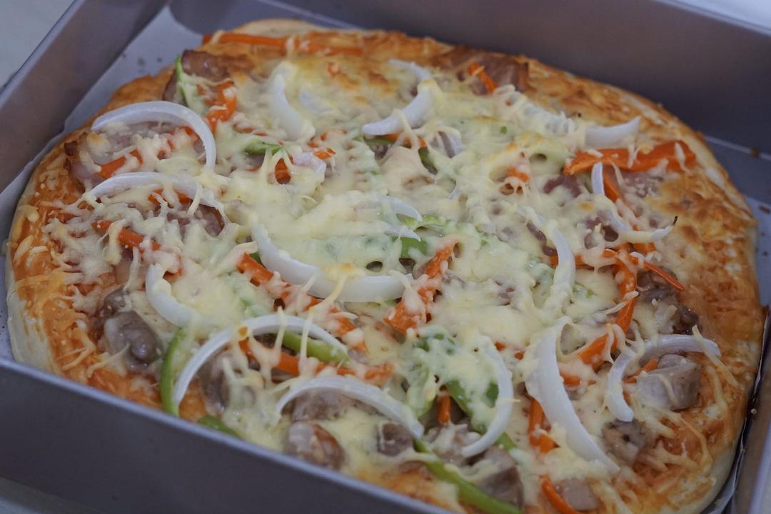 含宣软饼皮做法、自己在家也能做出馅料十足、超拉丝的美味诱人披萨