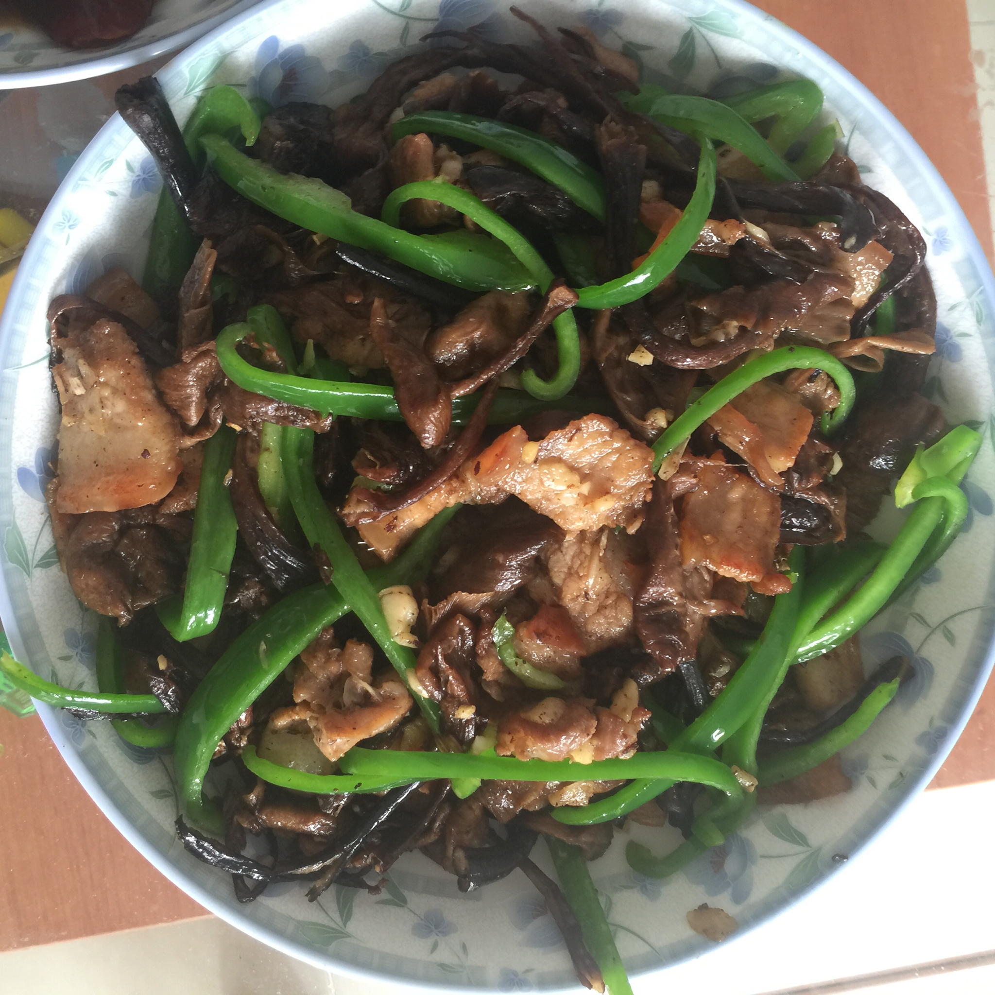 五花肉干锅茶树菇