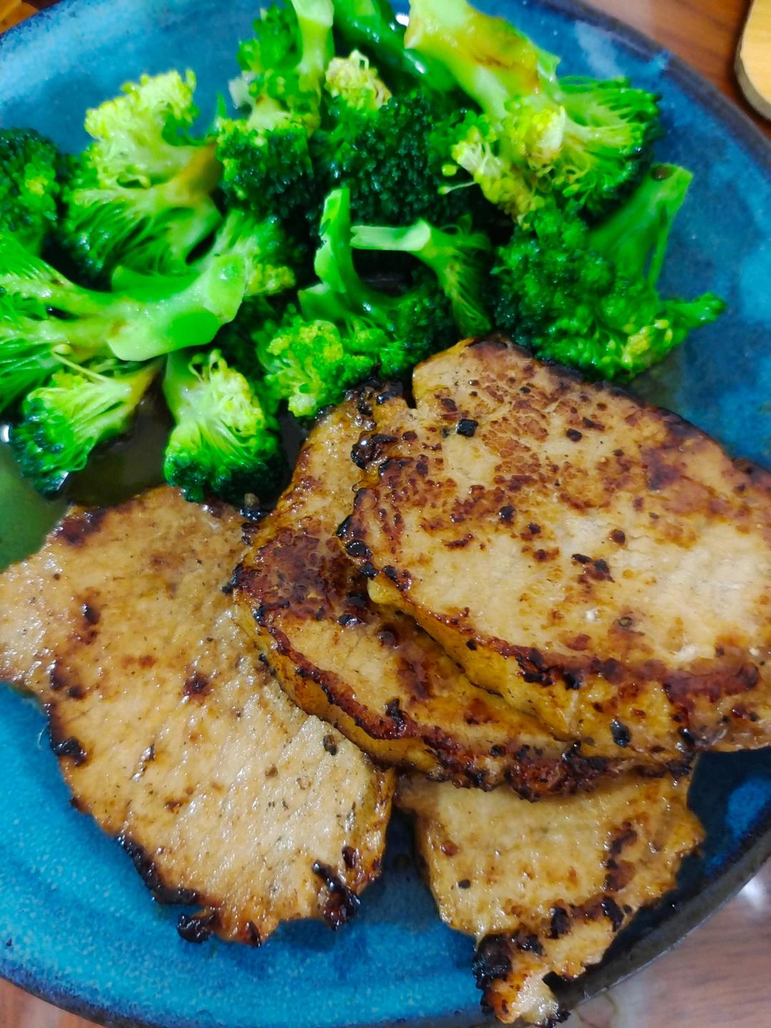 煎猪扒（超简单）和其他的猪扒在这食谱的最下面