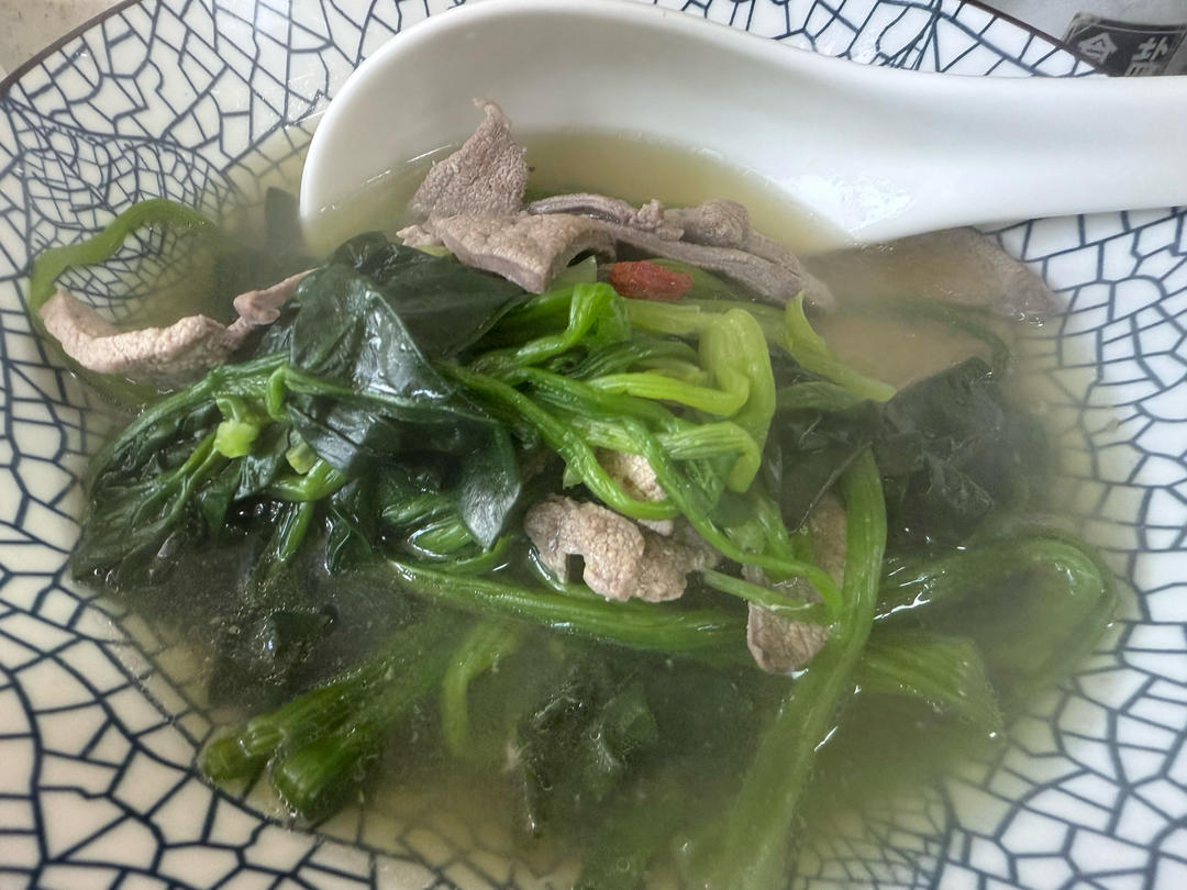 适合姨妈期喝：猪肝菠菜汤（补血补铁）