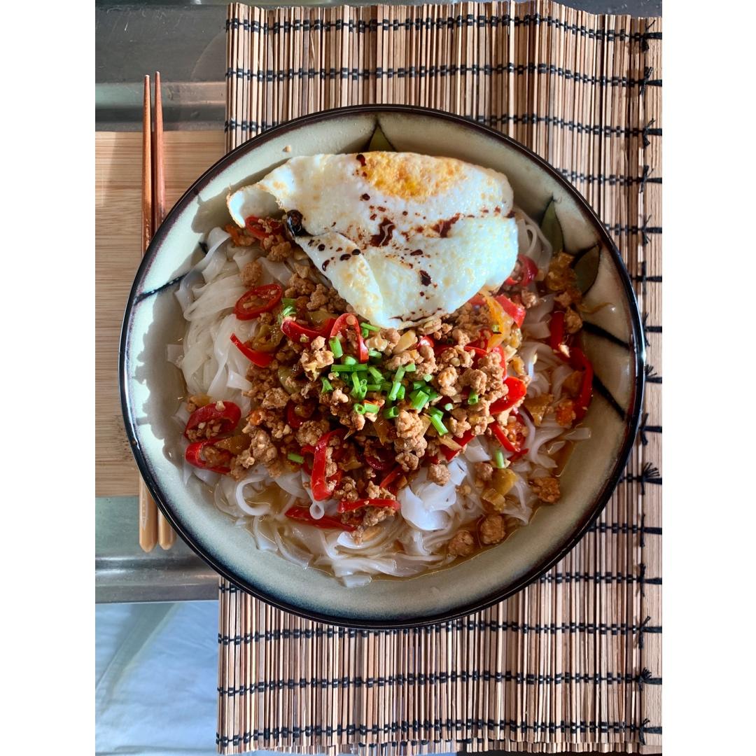 《粉面小吃》泡椒牛肉米粉