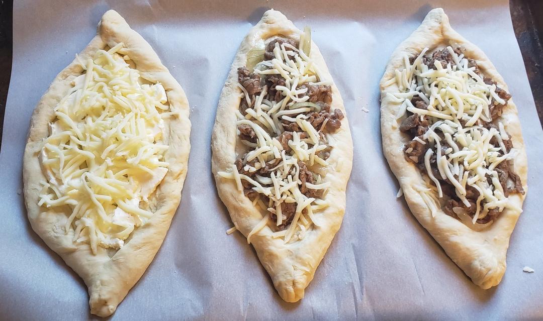 独特的土耳其披叠饼pide