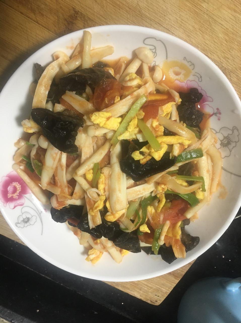 白玉菇木耳炒鸡蛋的做法