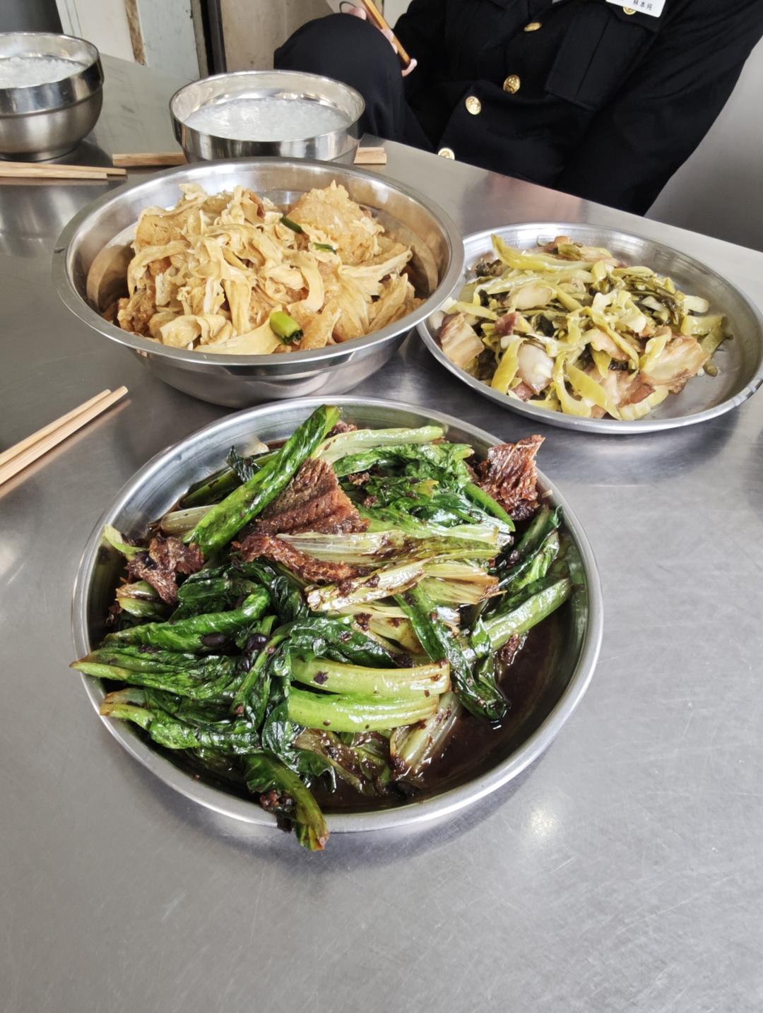 罐头豆豉鲮鱼炒 油/香麦菜