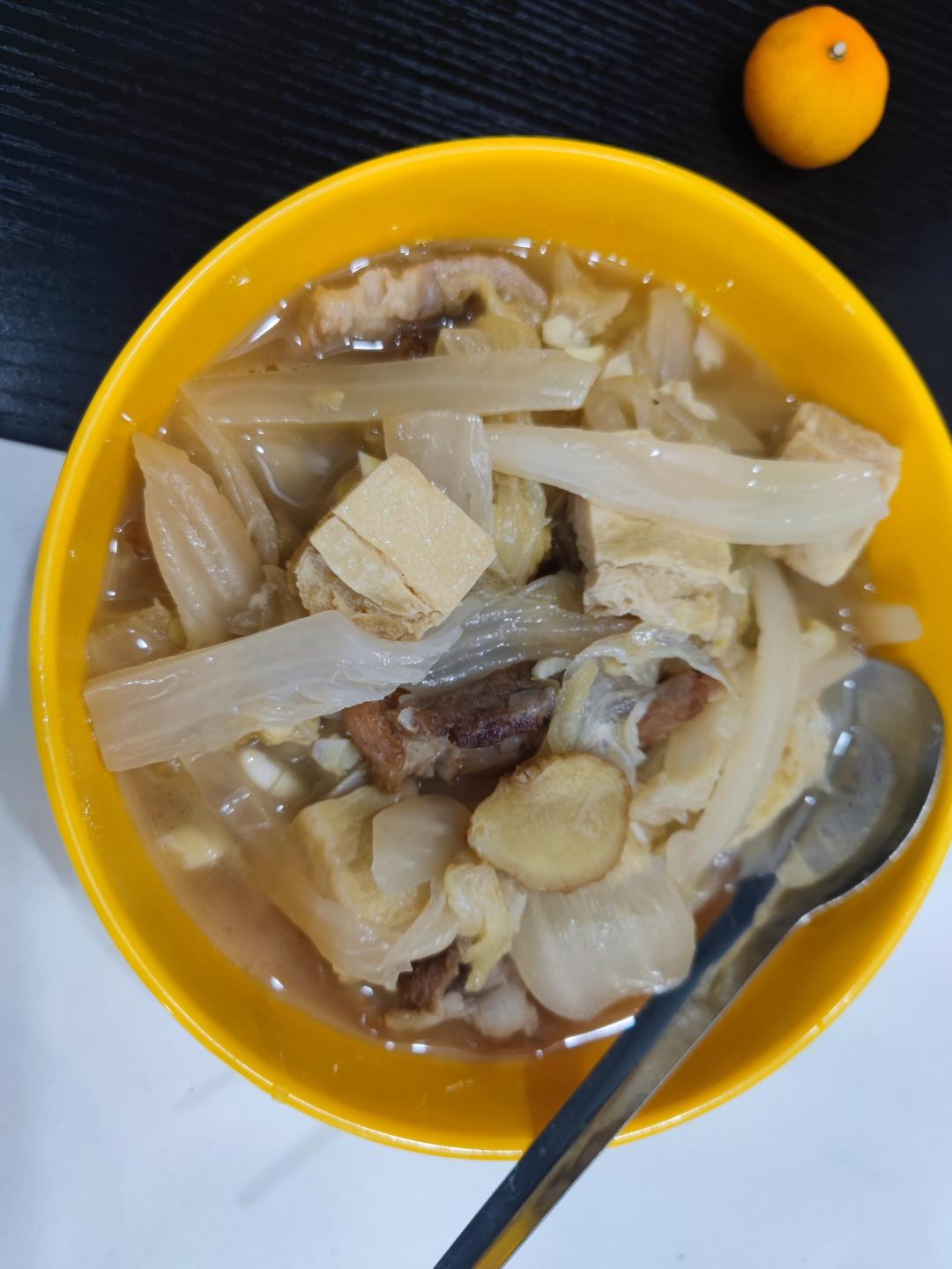 酸菜炖冻豆腐
