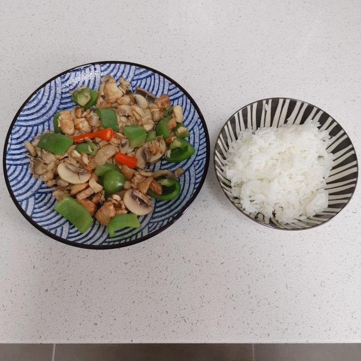 蘑菇青椒炒肉丝鸡肉