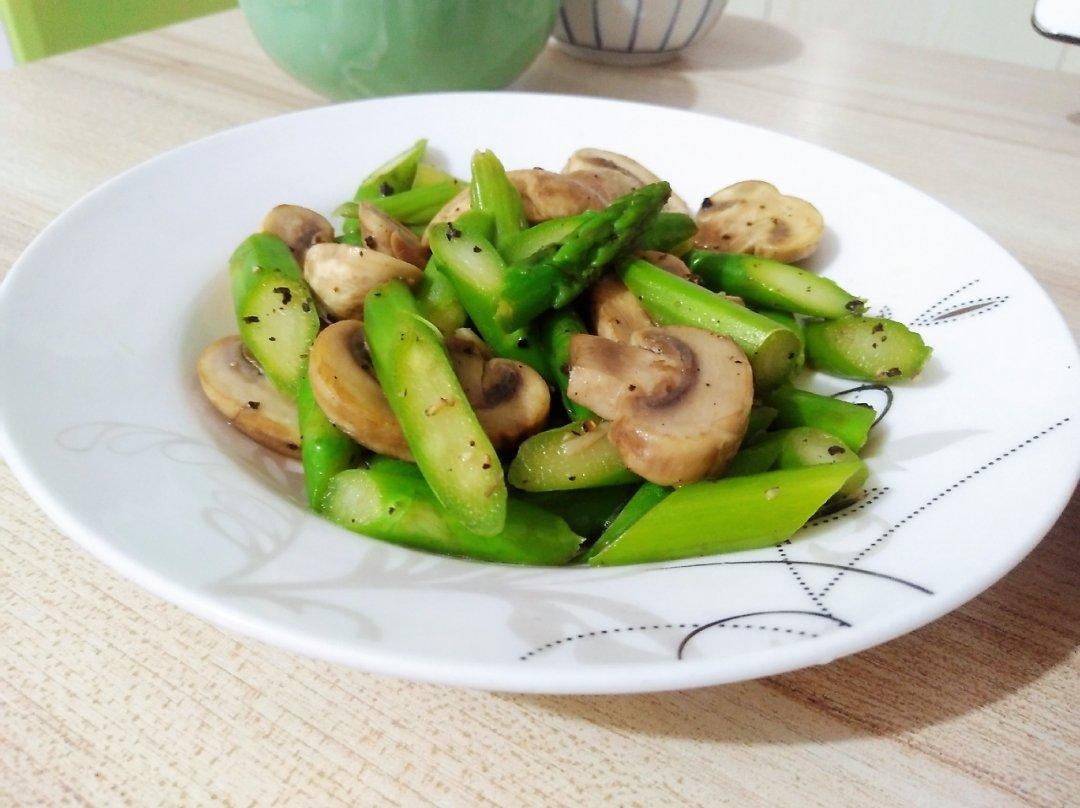 芦笋炒蘑菇