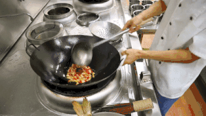 厨师长教你：“干烧鲤鱼”的家常做法，汤汁郁浓，肉嫩软糯的做法 步骤7