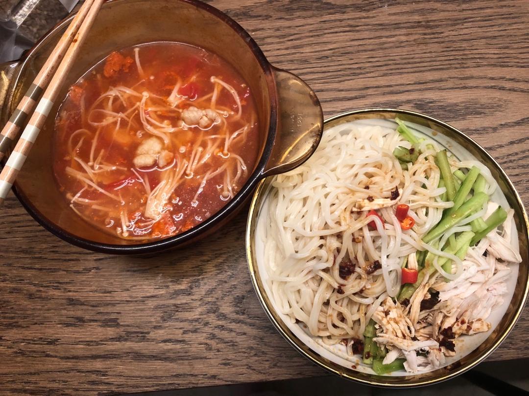 厨师长教你：“鸡丝凉面”的家常做法，味道好极了，先收藏起来