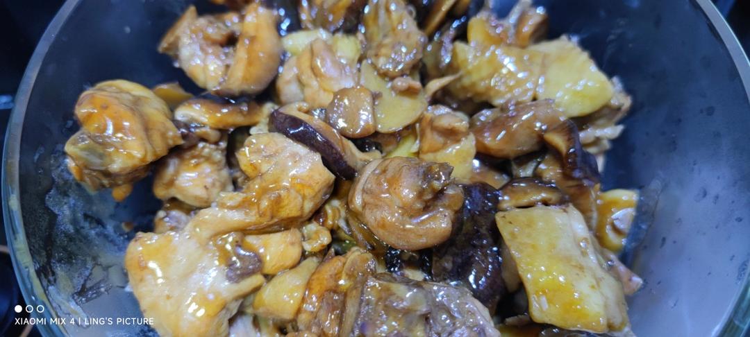 小美红烧鸡块香菇