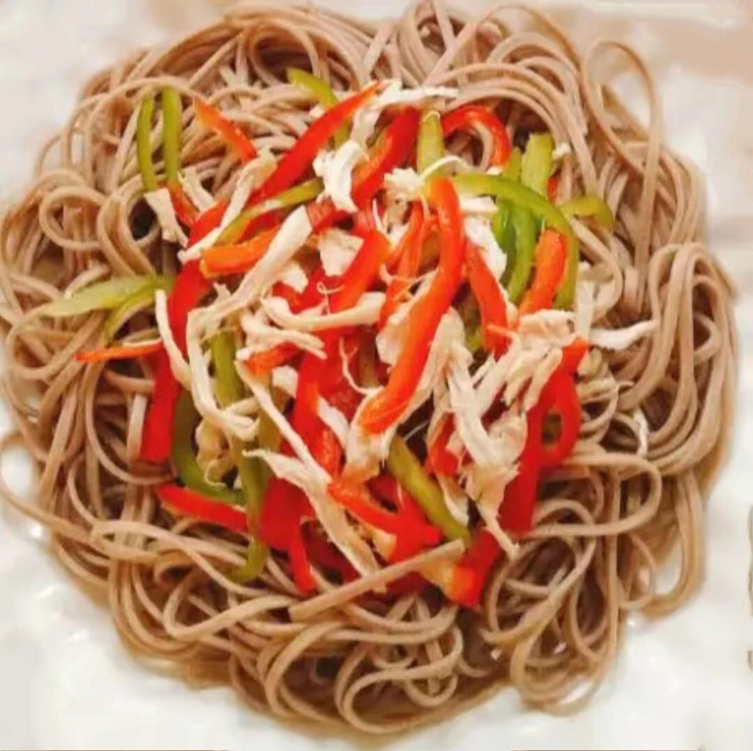 碧根果三丝凉拌荞麦面