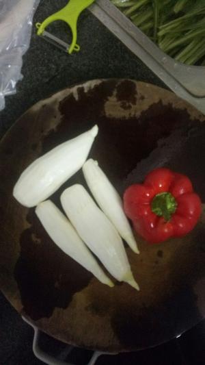 蚝油茭白（家常素小炒菜)的做法 步骤1