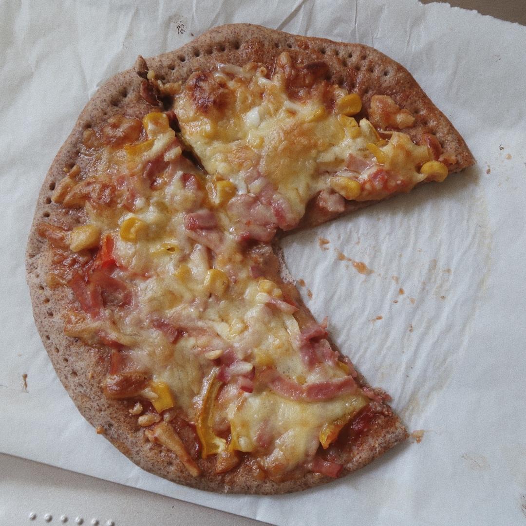 薄饼脆皮火腿pizza