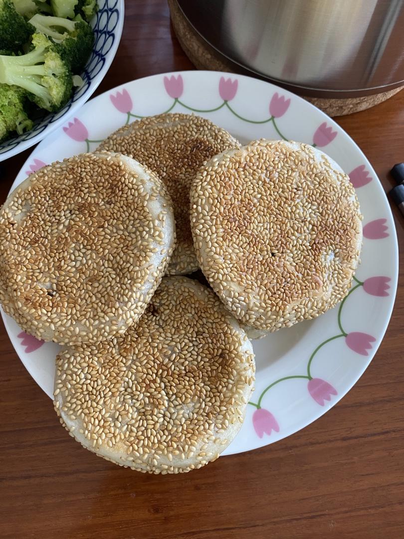 芝麻豆沙糯米饼 新手零失败 快手面食 软糯香甜 附细节视频详解