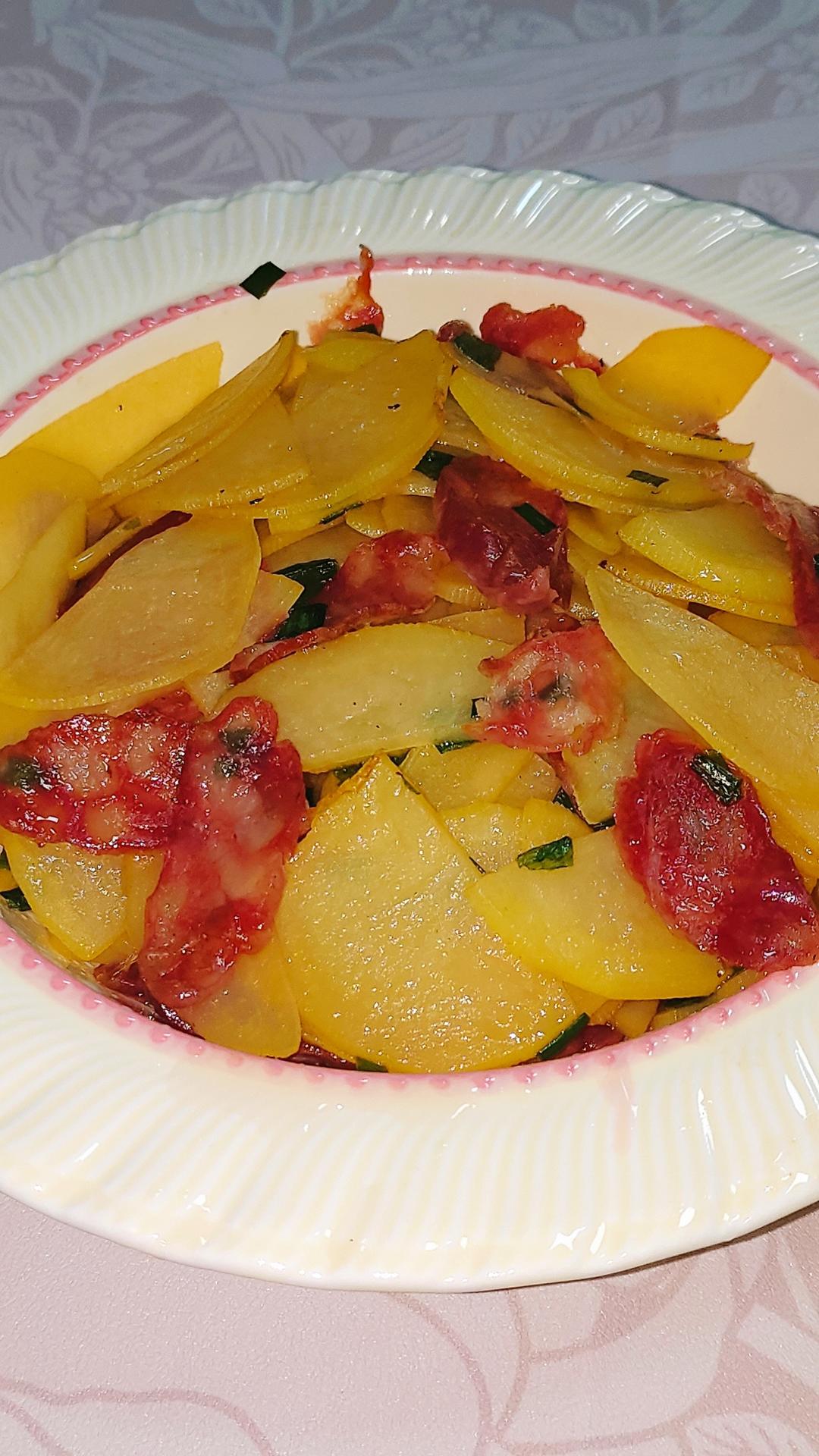 土豆炒腊肠的做法