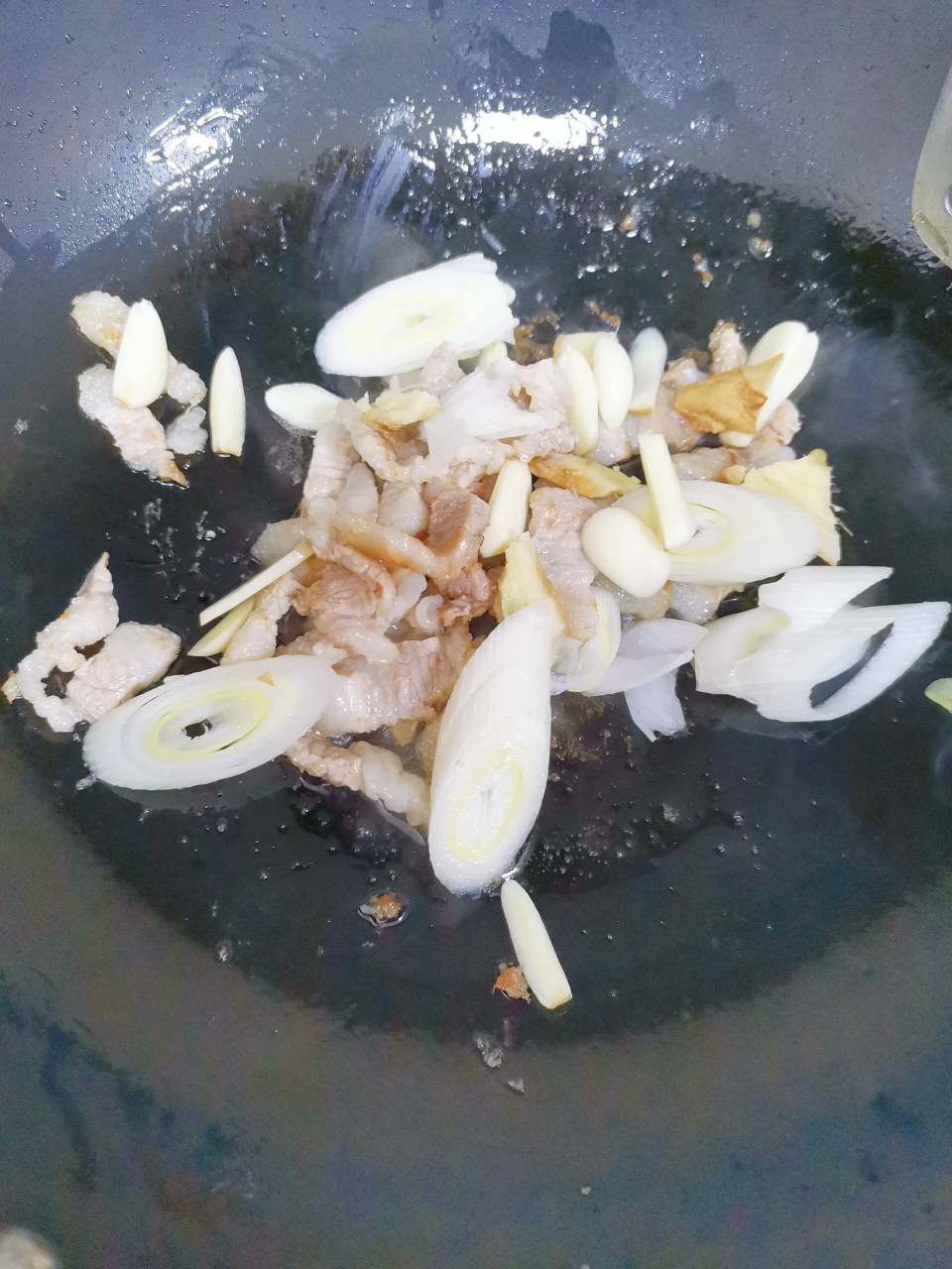 夏日爽口菜-黄瓜炒海鲜菇的做法 步骤4