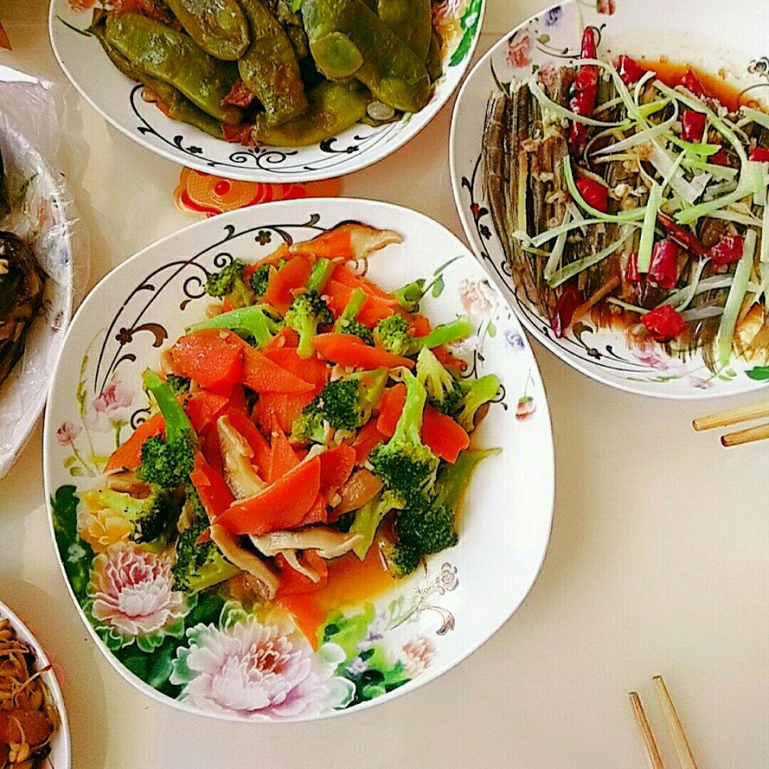 百姓人家——西兰花胡萝卜炒蘑菇