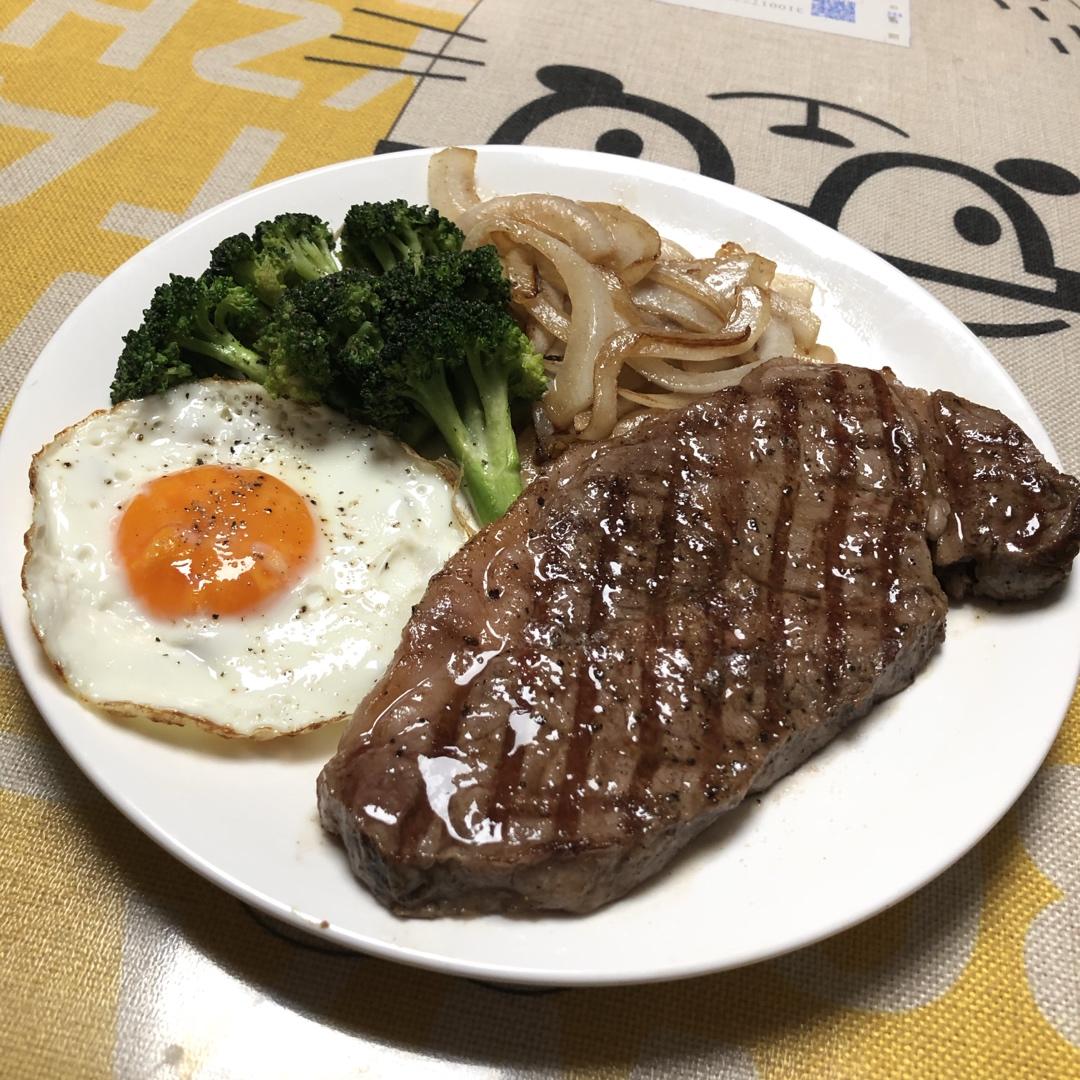 四分钟煎好一块鲜嫩多汁的牛排
